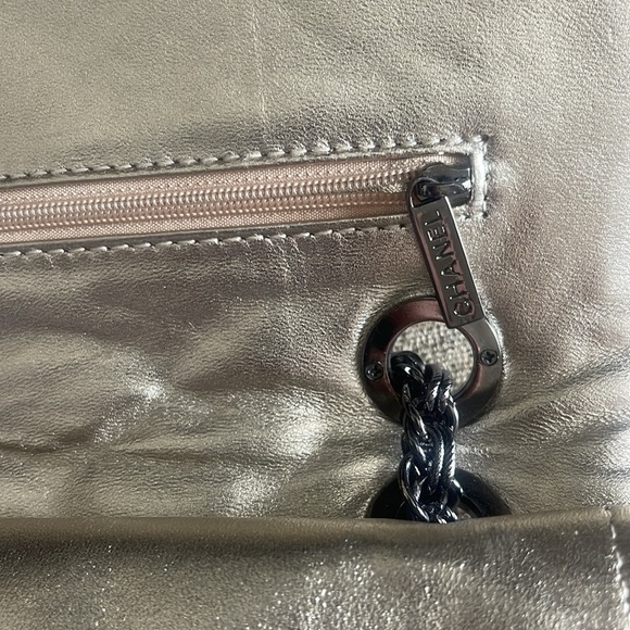 - Elegant Silver Quilted Shoulder Bag - Picture 12 of 17